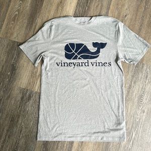 Vineyard Vines men’s performance T-shirt – Basketball – size XS